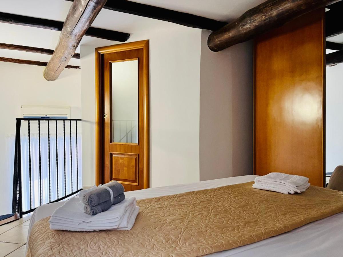 Gesu Nuovo Apartment Napoli Bagian luar foto